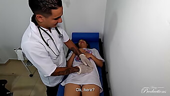 Sexo Anal E Lambidas Com Um Profissional Médico