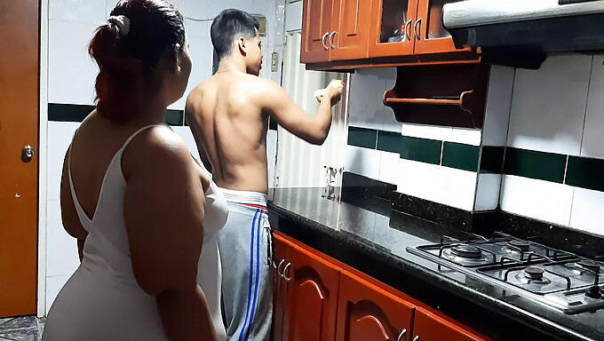 Latina Amatoriale Si Fa Scopare Il Culo Grosso In Cucina..